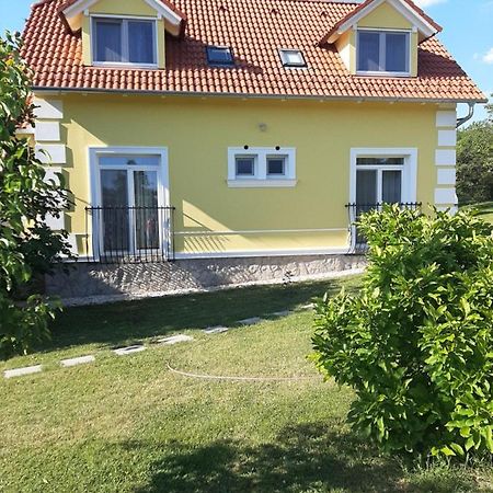 Kondics Apartmanhaz Sárvár Buitenkant foto