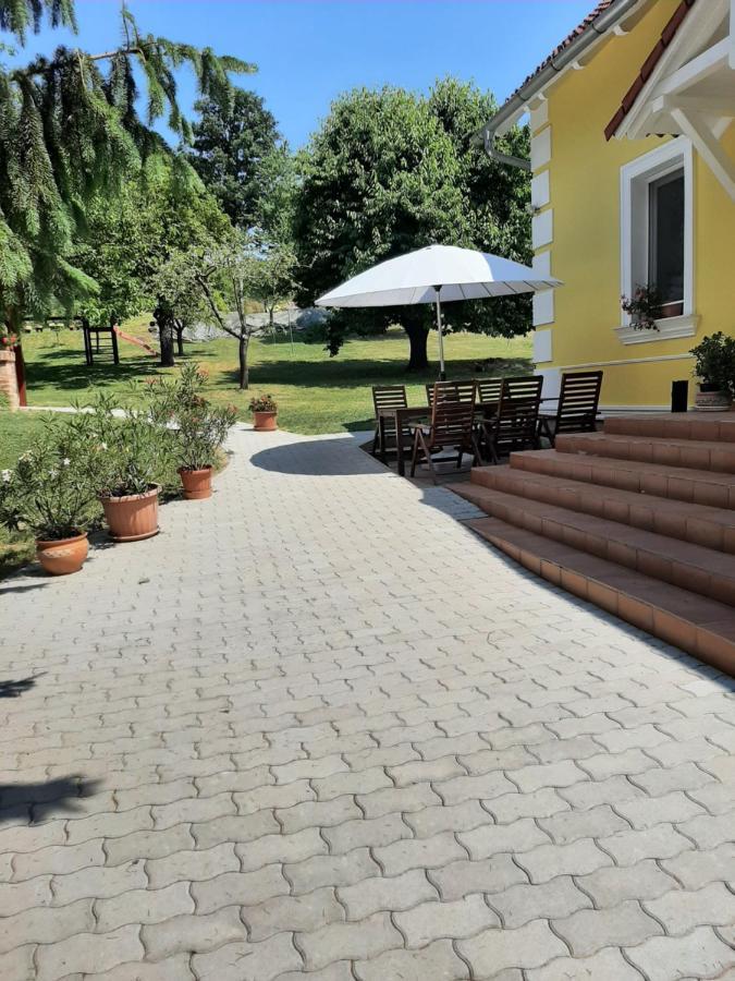 Kondics Apartmanhaz Sárvár Buitenkant foto