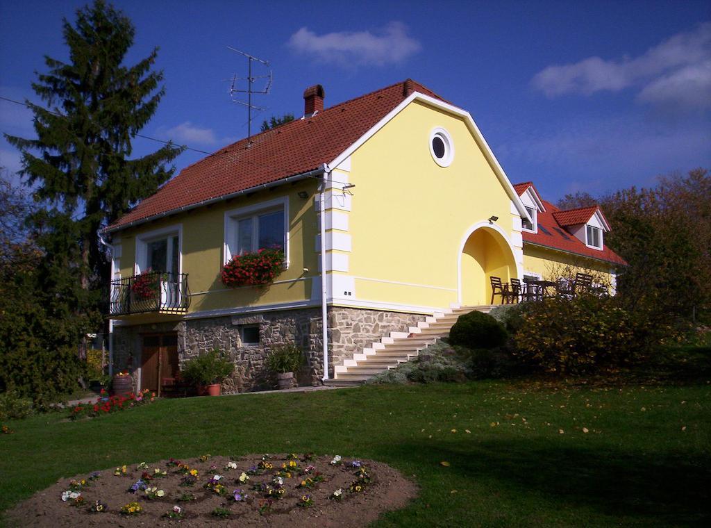 Kondics Apartmanhaz Sárvár Buitenkant foto