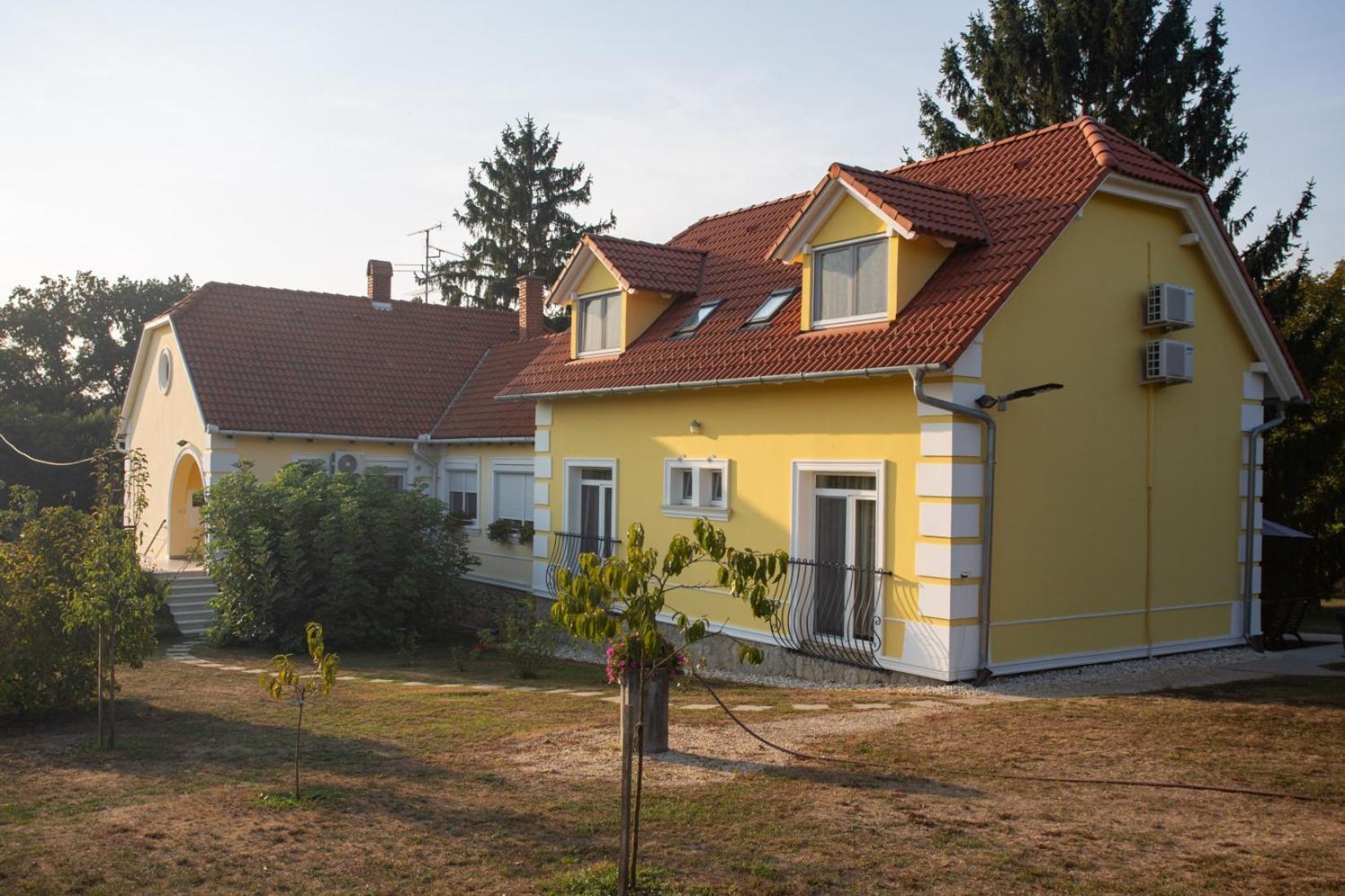 Kondics Apartmanhaz Sárvár Buitenkant foto