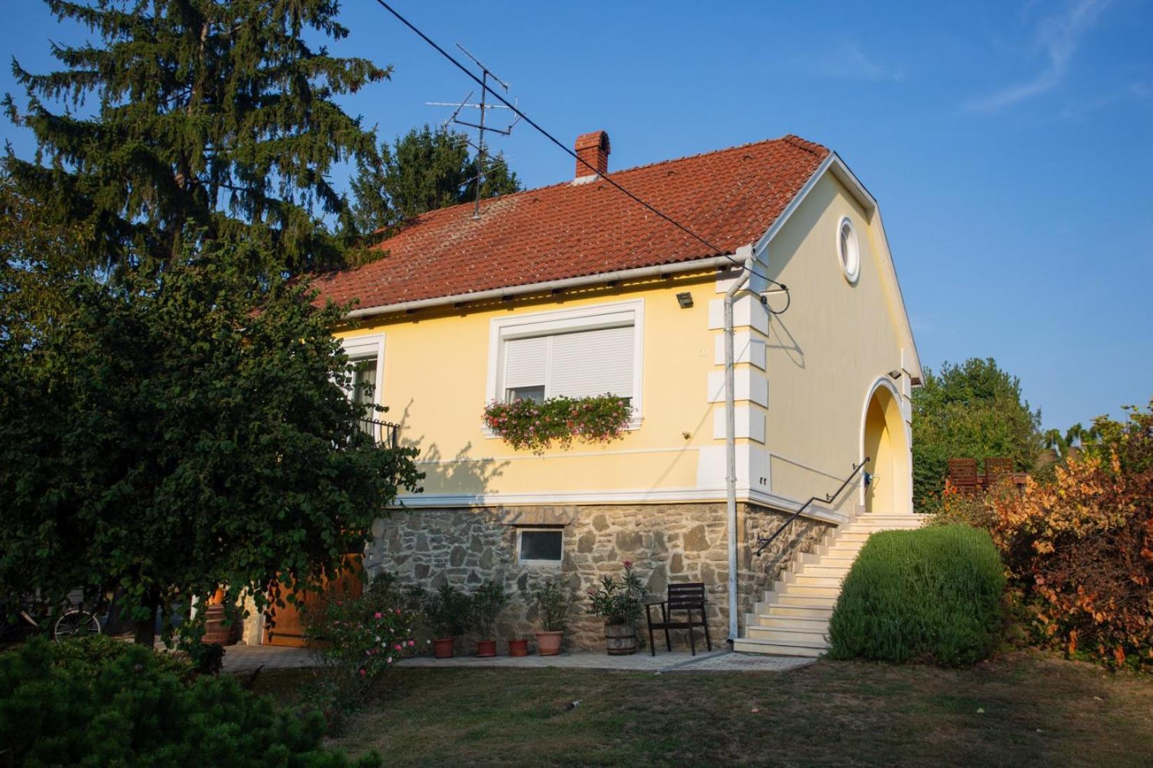 Kondics Apartmanhaz Sárvár Buitenkant foto