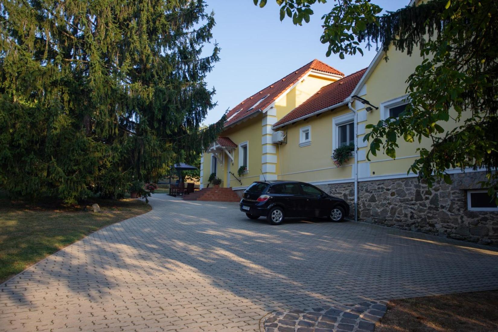 Kondics Apartmanhaz Sárvár Buitenkant foto
