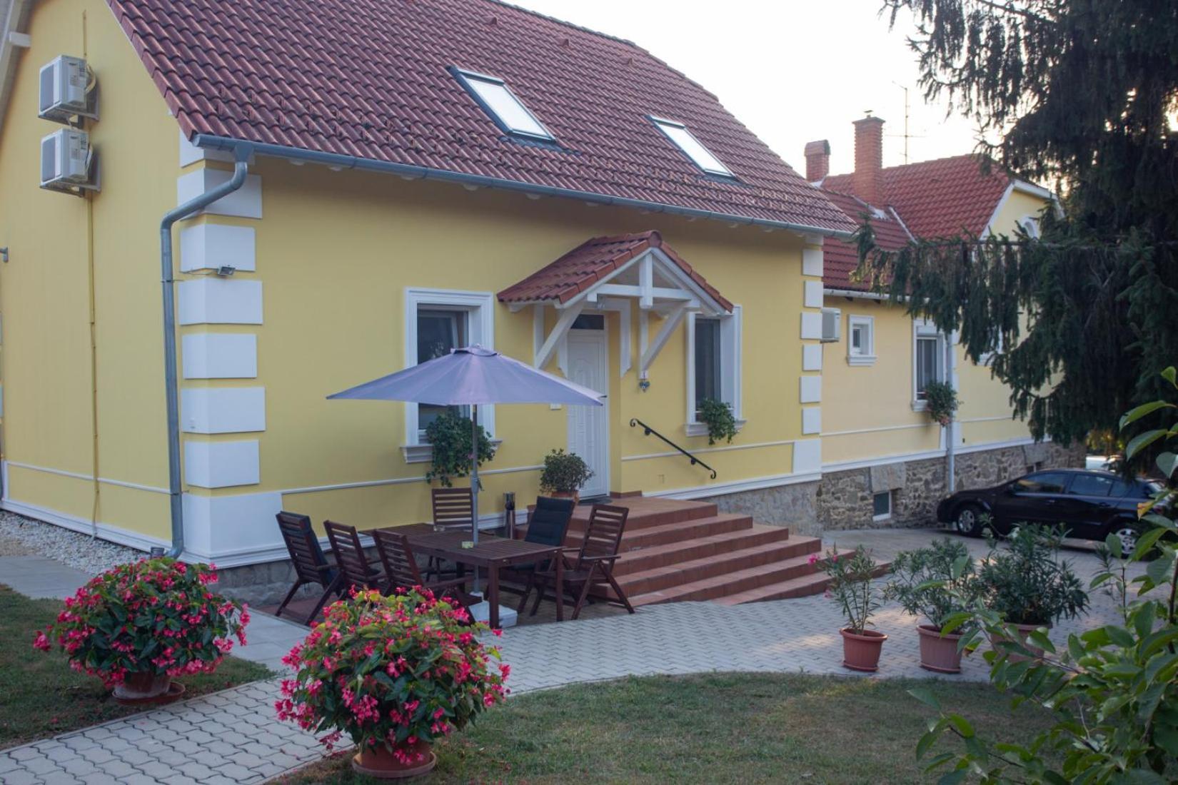 Kondics Apartmanhaz Sárvár Buitenkant foto
