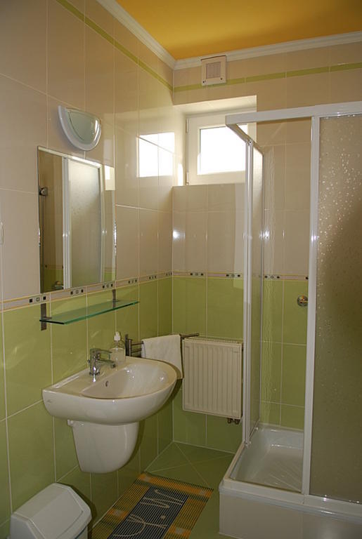 Kondics Apartmanhaz Sárvár Kamer foto