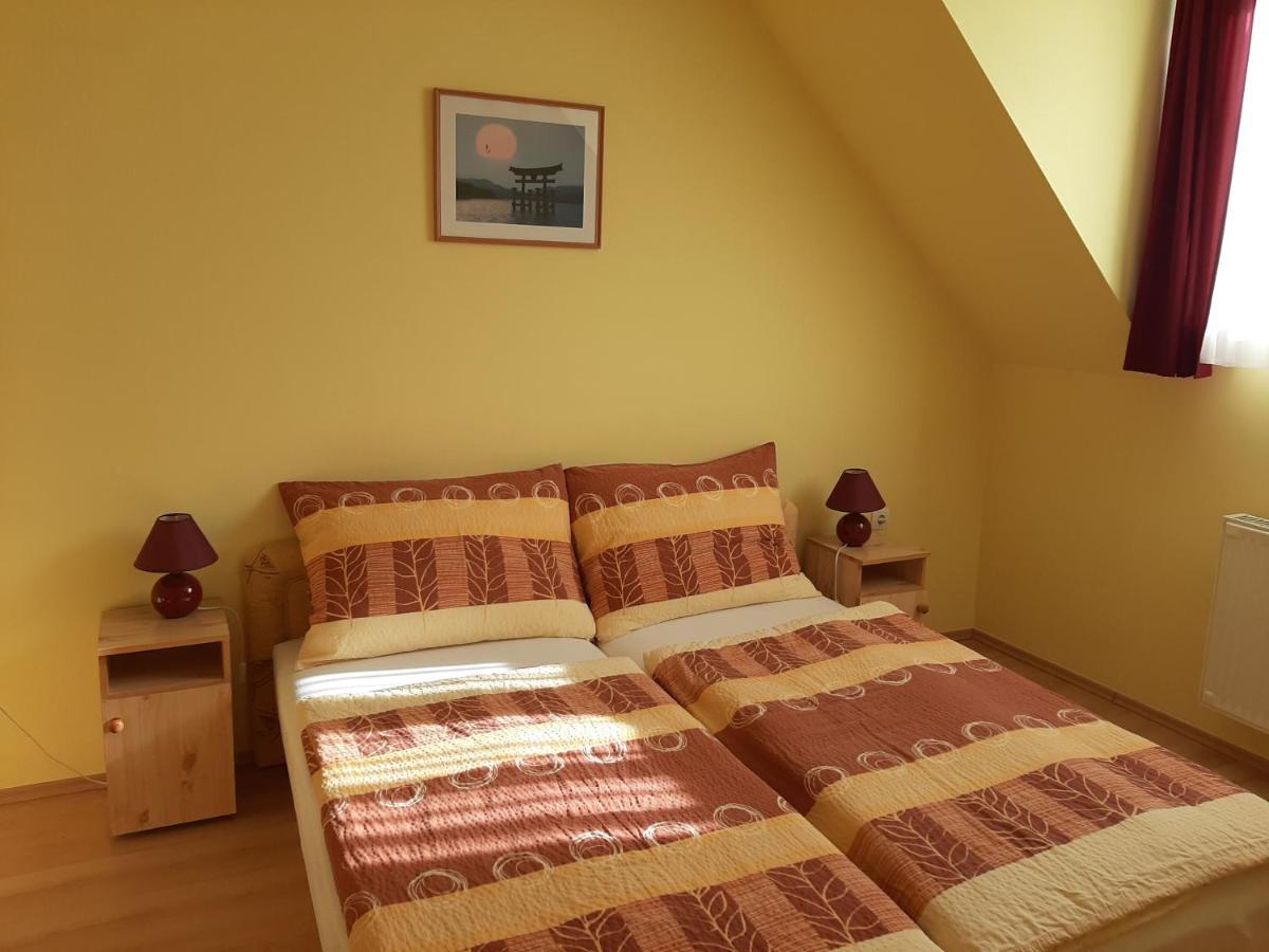 Kondics Apartmanhaz Sárvár Buitenkant foto